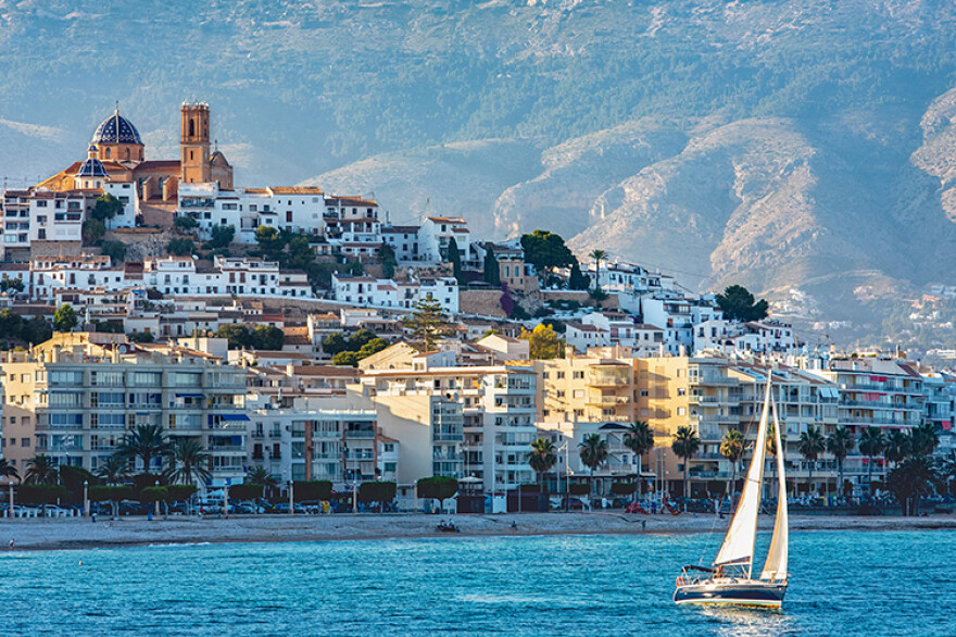 Nautiska sporter, hamnen och strandpromenaden i Altea